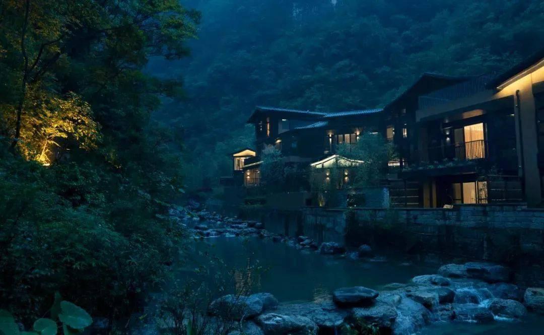 逃离废弃的建筑