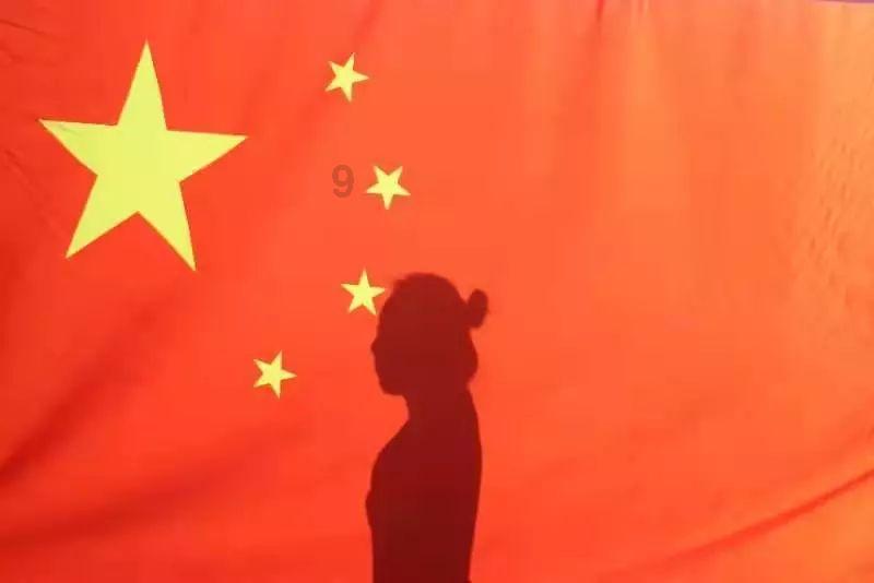 女孩追我，我们订婚后，在一起后她前男友电话她也接，我就和别的女人暧昧，她知道后我就和她分手？游戏画面