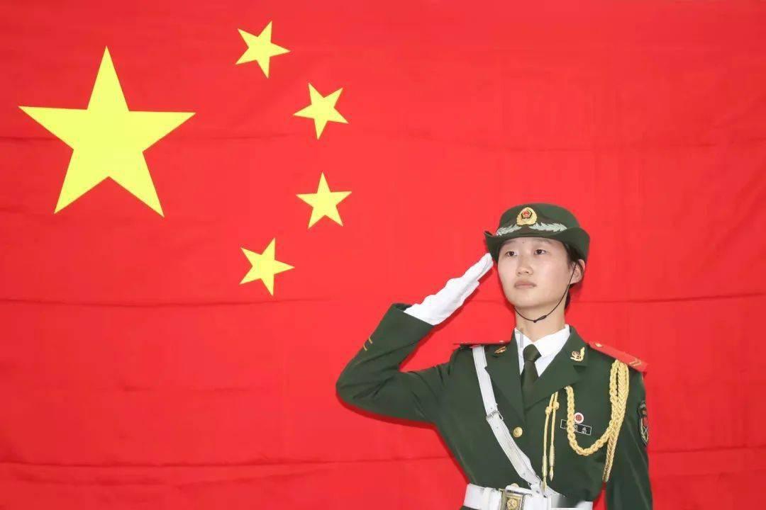 一字肩上衣时尚感十足，太有名媛气质了，你喜欢这种穿搭吗？
