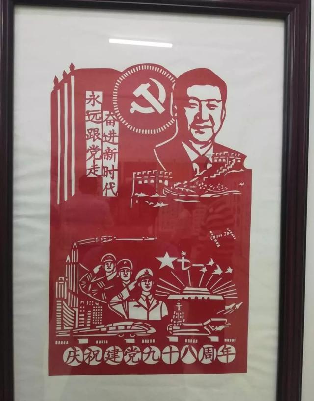 白色背心搭配粉色百褶裙，仙气甜美，简约日常又舒适，你觉得怎么样？游戏画面