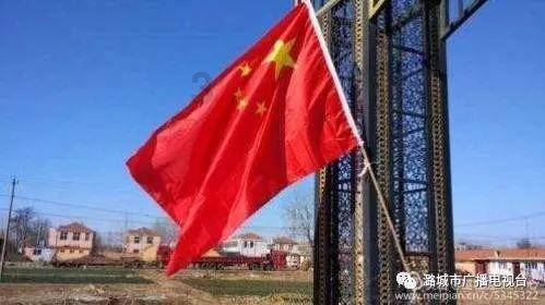 图片报:凯恩训练中争球权时摔倒且表情痛苦,所幸他表示没有受伤