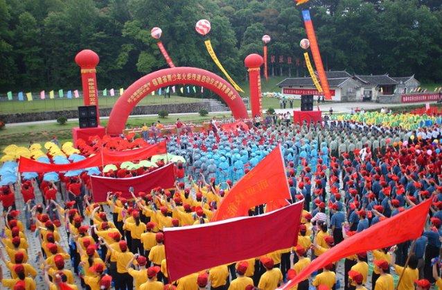 紧身T恤搭配绑带包臀裙，经典百搭又不失小心机，你觉得怎么样？游戏画面