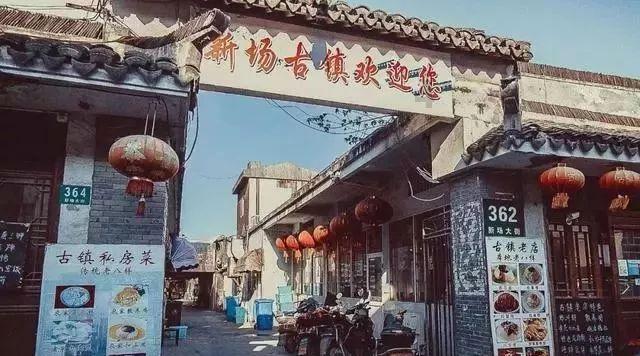 马上过年了,幼儿园给老师们发福利,每人怀抱里都是满满当当的