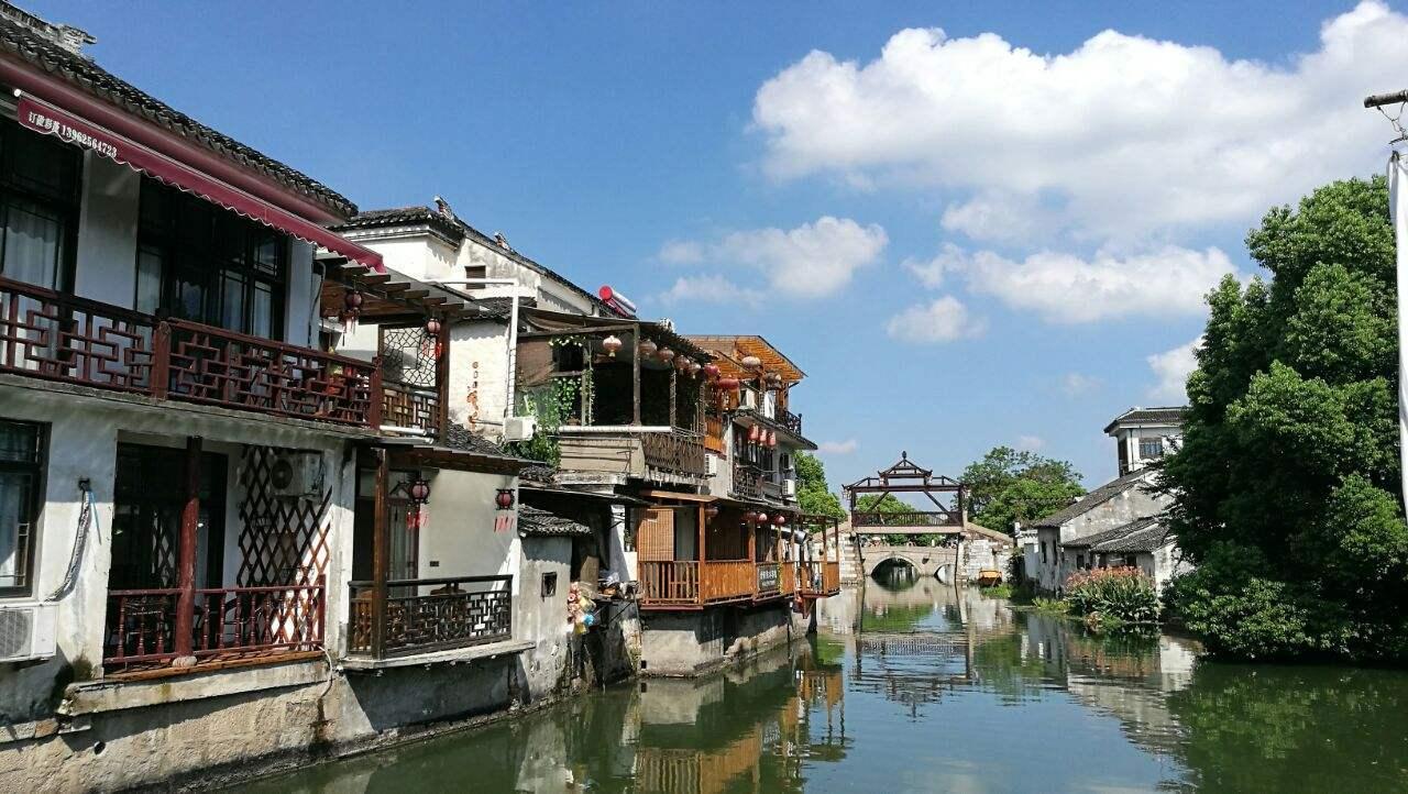 高空畅游的女孩