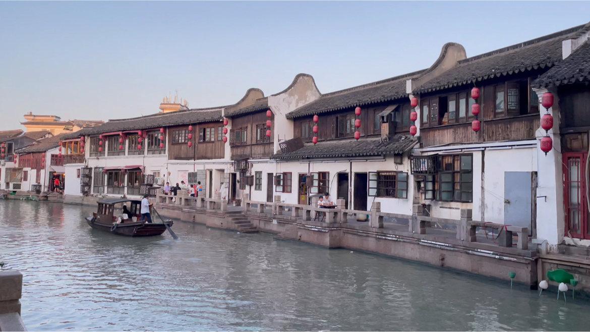 第七届河南商业高峰论坛延期一天,将于28日在大河锦悦酒店举行