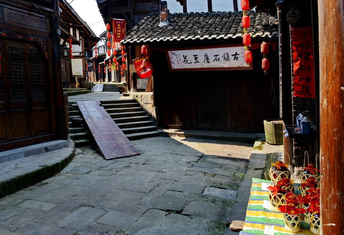 一对男女在林区被群猴围住追打,镇政府:警示牌就立旁边,不逗没事