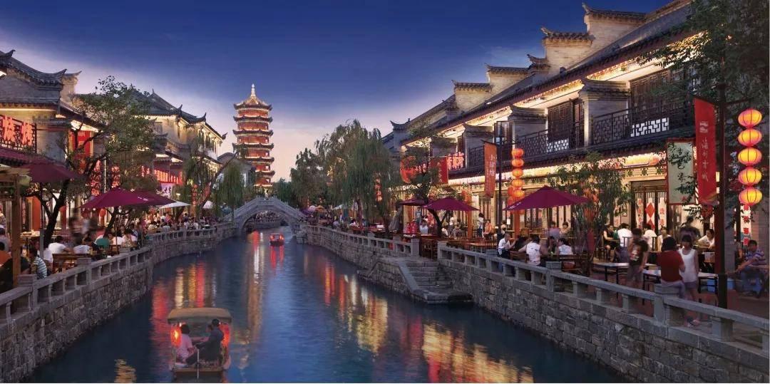 县委书记胃痛发作,用手顶住腹部坚持工作,通信员给他买来饼干,他却大发脾气
